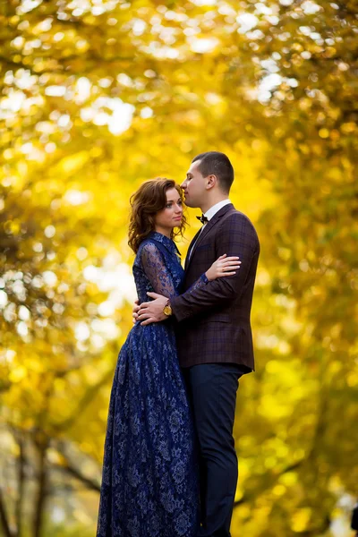 Glückliches Brautpaar am Hochzeitstag in einem Park — Stockfoto