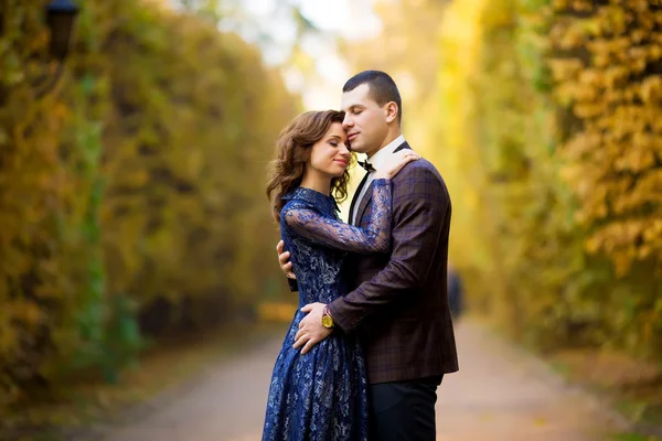 Boda en Tivoli cerca de Roma feliz pareja cogida de la mano —  Fotos de Stock