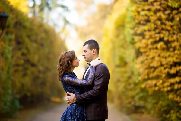 Nevěsty a ženicha na svatební den chůze venku v jarní přírodě — Stock fotografie