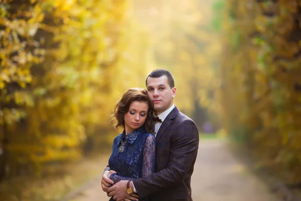 Beau couple de mariage dans les bras de l'autre dans le parc — Photo