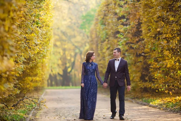 Šťastný ženich a nevěsta v parku. Svatební pár — Stock fotografie