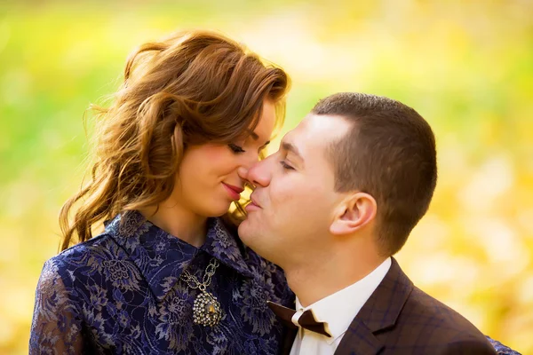 Свадьба. красивая пара целуется на солнце — стоковое фото