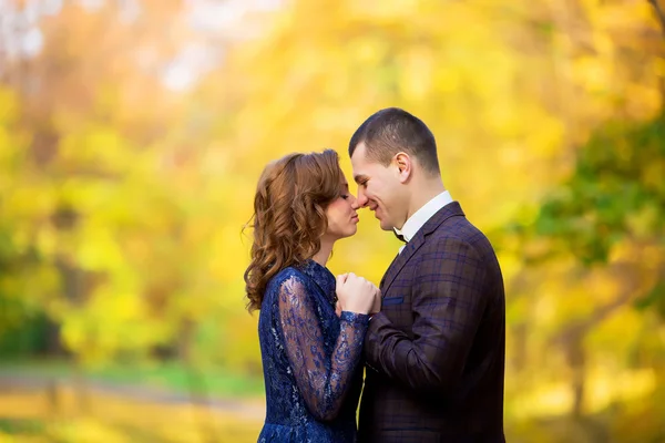 Man holding red box with ring making propose to his girlfriend o — ストック写真