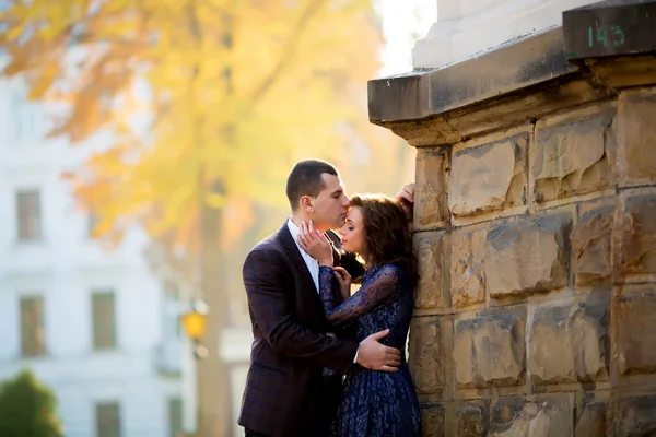 Porträt eines jungen Hochzeitspaares, Braut küsst die Stirn — Stockfoto