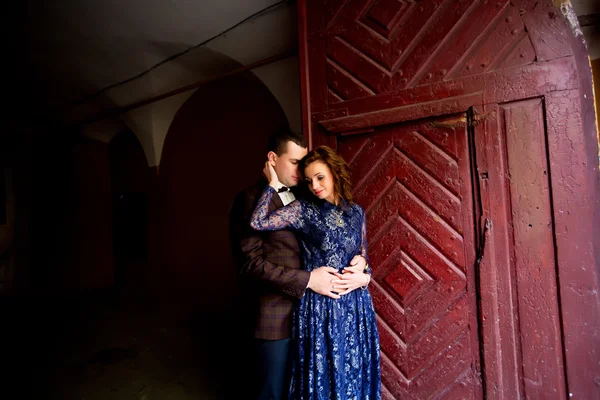 Eski bir ev fon karşı aşık genç bir çift — Stok fotoğraf