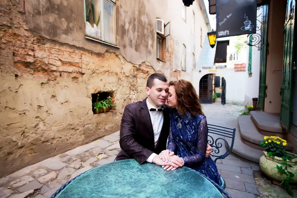 Gelin ve damat deri sandalyede oturan — Stok fotoğraf