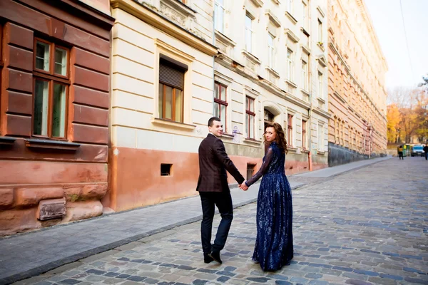Mooi huwelijk koppel zoenen in de stad — Stockfoto