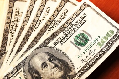 dolar faturaları masanın üstüne yığılmış yakın çekim