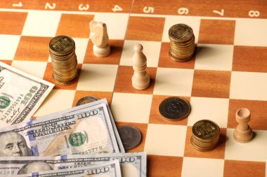Kule sikkeler ve dolar bir satranç tahtası, para, finans kavramı