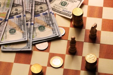 Kule sikkeler ve dolar bir satranç tahtası, para, finans kavramı