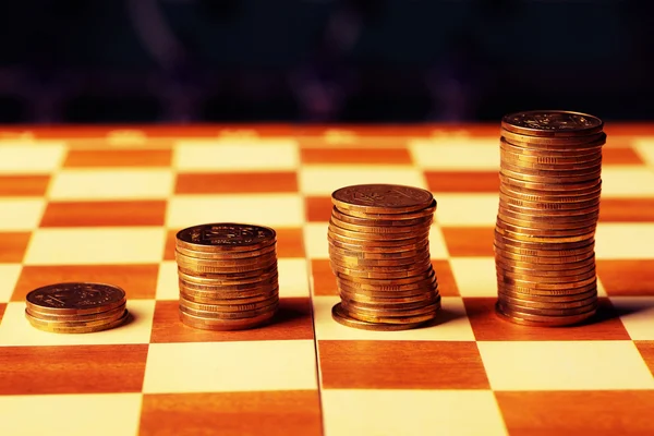 Νομίσματα σε μια σκακιέρα. Έννοια των οικονομικών. χρήματα έννοια — Φωτογραφία Αρχείου