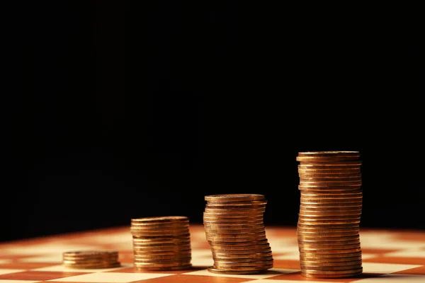 Moedas de ouro e dinheiro não é uma tabela, finanças e conceito de crescimento — Fotografia de Stock