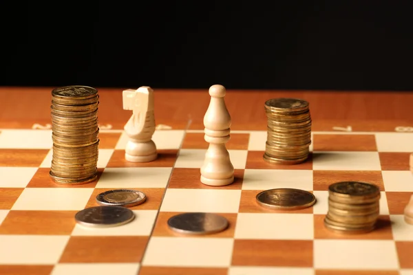 チェス盤のコイン。金融の概念。お金の概念 — ストック写真