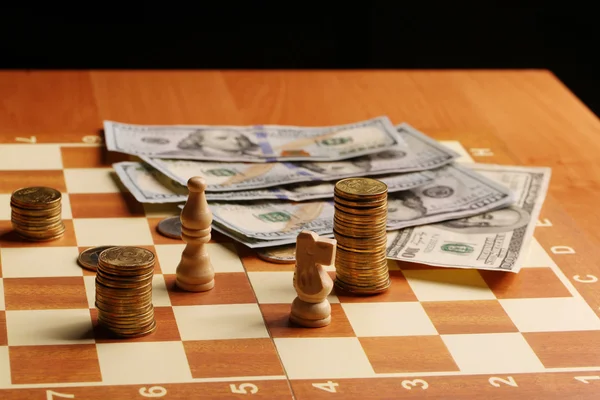 Tower mynt och dollar på ett schackbräde, pengar, finans konceptet — Stockfoto