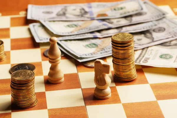 Πύργος κέρματα και δολάρια σε μια σκακιέρα, χρήματα, την έννοια των οικονομικών — Φωτογραφία Αρχείου