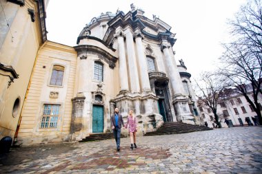 güzel genç çift aşık kız giydir, bir ayı ile kel adam