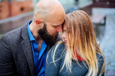 Bir bankta açık havada oturan genç Çift