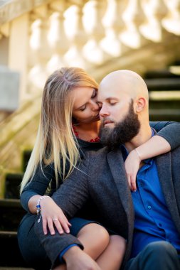 Bir sarılma, romantik fotoğraf kaç, güneşli gün