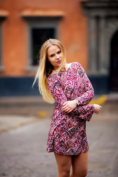 Menina loira moda jovem, posa para a câmera, vestindo um vestido — Fotografia de Stock