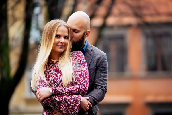 Young couple in love, hugging on the street. Selective focus. ba — Stock Photo, Image