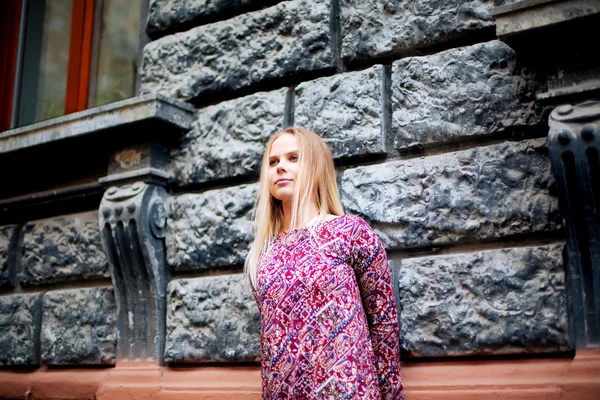 Retrato de la chica Hipster de moda de pie en el fondo de la pared de ladrillo. Concepto de moda urbana . — Foto de Stock