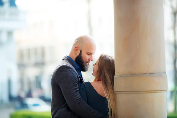 Young funny pretty fashion vintage hipster couple having fun outdoor on the street in summer. — Stock Photo, Image