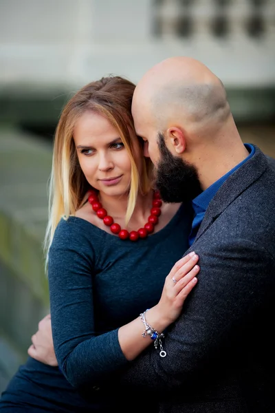 Beautiful girl embraces the guy, stylishly dressed, bald man with a beard — Stock Photo, Image