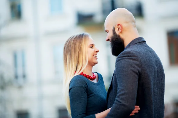 Giovane moda elegante coppia elegante in posa sulle strade della città europea in estate tempo sera. Sensuale bionda voga ragazza con bello hipster uomo divertirsi all'aperto . — Foto Stock