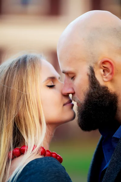 Casal beijando diversão felicidade. Casal jovem inter-racial abraçando rindo na data. Homem caucasiano, mulher em Manhattan, Nova Iorque, EUA . — Fotografia de Stock