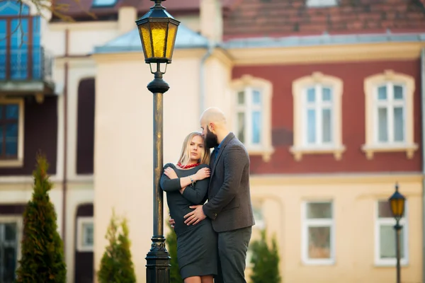 Young fashion elegant snygg par poserar på gatorna i europeisk stad i kväll sommarväder. Sensuell blond vogue girl med vacker hipster man har roligt utomhus. — Stockfoto