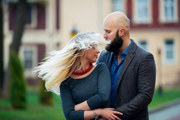 Feliz jovem casal de pé no abraço loira com cabelo bonito — Fotografia de Stock