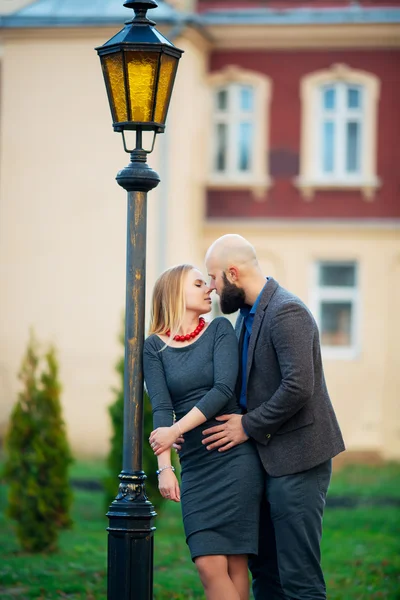 Vista lateral de um jovem casal romântico apaixonado beijando e abraçando enquanto está em um parque verde de férias. Jovens estilo de vida romântico e amor, ao ar livre . — Fotografia de Stock