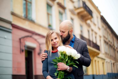 buket çiçek şehirde yaz tatillerini, sevgi, ilişki ve arkadaşlık kavramı - Çift