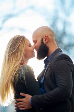 Genç zarif şık çift yaz akşam hava Avrupa şehrin sokaklarında poz moda. Şehvetli sarışın vogue kız yakışıklı hipster adamla açık eğleniyor.