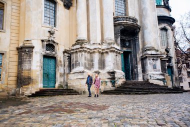 Çift öpüşme mutluluk eğlenceli. Tarihte gülüyor kucaklayan Interracial genç bir çift. Beyaz adam, Manhattan, New York City, ABD Asyalı kadın.
