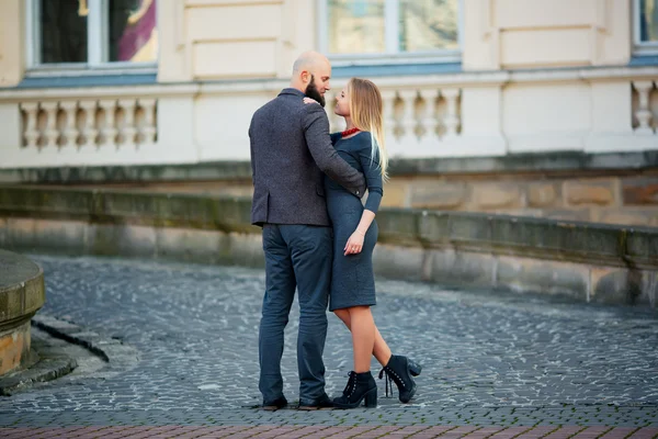 Férias de verão, amor, viagens, turismo, relacionamento e namoro conceito - romântico casal feliz abraçando na rua — Fotografia de Stock