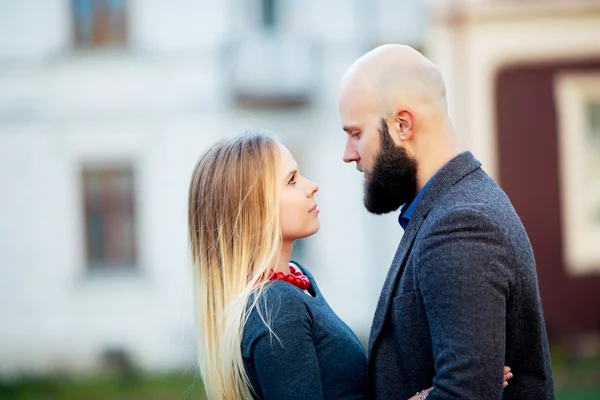 Jovem moda elegante casal posando nas ruas da cidade europeia no verão à noite. Sensual menina vogue loira com homem hipster bonito se divertindo ao ar livre . — Fotografia de Stock