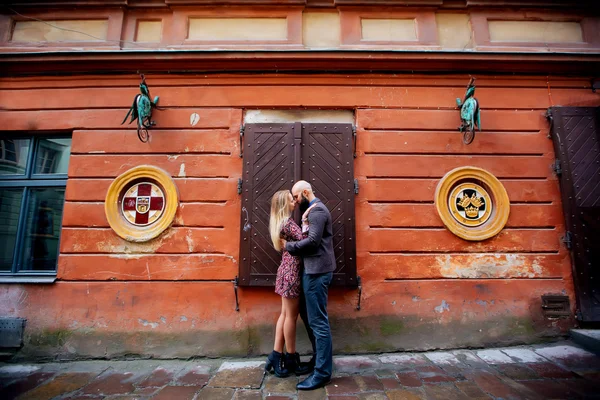 Aşk, hugs, güzel genç çift antik building yakınındaki. — Stok fotoğraf