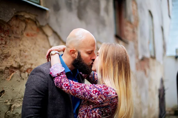 Casal feliz no amor uns com os outros, Um belo casal elegante de mulher jovem e homem sênior com longa barba preta abraçando perto uns dos outros ao ar livre na rua de outono em escadas dia ensolarado — Fotografia de Stock