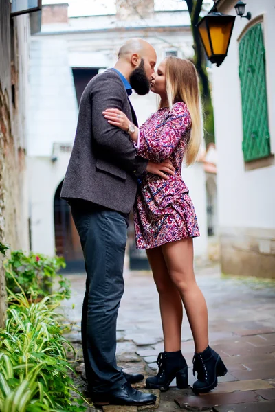 Mladý módní, elegantní stylový pár pózuje na ulicích Evropské město v létě večer počasí. Smyslná blondýnka móda dívka s hezký bederní muže baví venkovní. — Stock fotografie