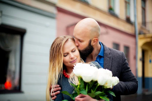 Çift öpüşme mutluluk eğlenceli. Tarihte gülüyor kucaklayan Interracial genç bir çift. Beyaz adam, Manhattan, New York City, ABD Asyalı kadın. — Stok fotoğraf