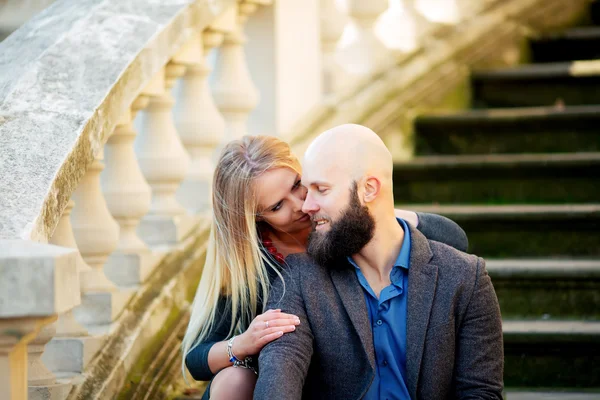 Jeune couple amoureux, embrassé dans la rue. Concentration sélective. chauve avec une barbe — Photo