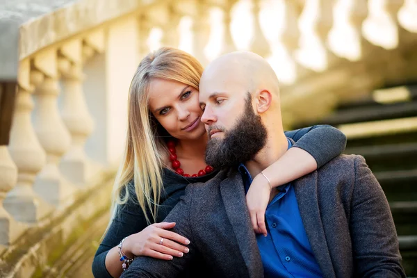 Belo casal, longo abraço de barba no amor amam um ao outro — Fotografia de Stock