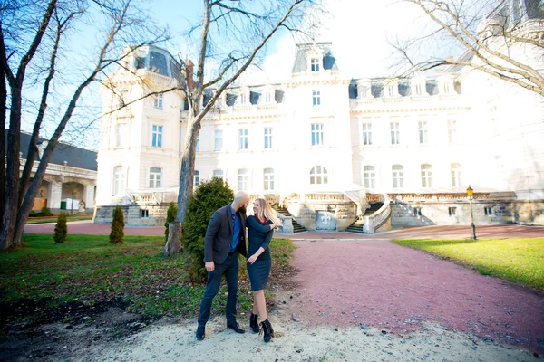 Young fashion elegant stylish couple posing on streets of european city in summer evening weather. Sensual blonde vogue girl with handsome hipster man having fun outdoor. — Stock Photo, Image