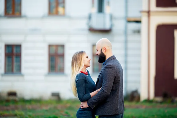 Beautiful couple in love looking each other while sitting in the park, — Stock fotografie