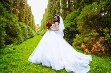 Ormanda dans beyaz elbiseli güzel romantik şık sarı gelin