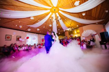 romantik bir restoranda genç bir çiftin ilk dans