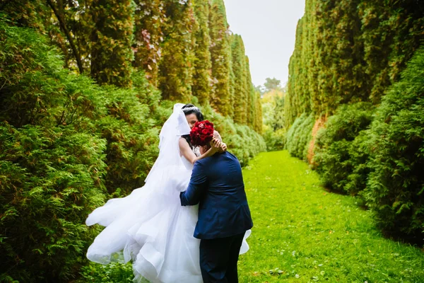 Belle jeune mariée dans une magnifique robe de mariée filant dans la nature, le bonheur, le plaisir — Photo