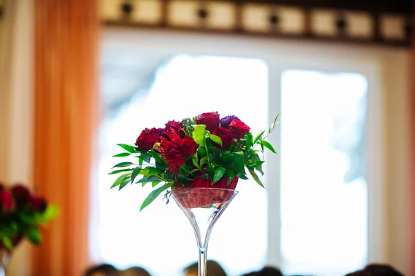 美しい結婚式のテーブルの装飾、花の配置とキャンドル、ゲストのための宴会 — ストック写真