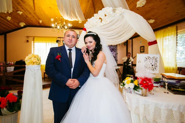 Bruiden bruiloft partij in het elegante restaurant met een prachtig licht en sfeer — Stockfoto